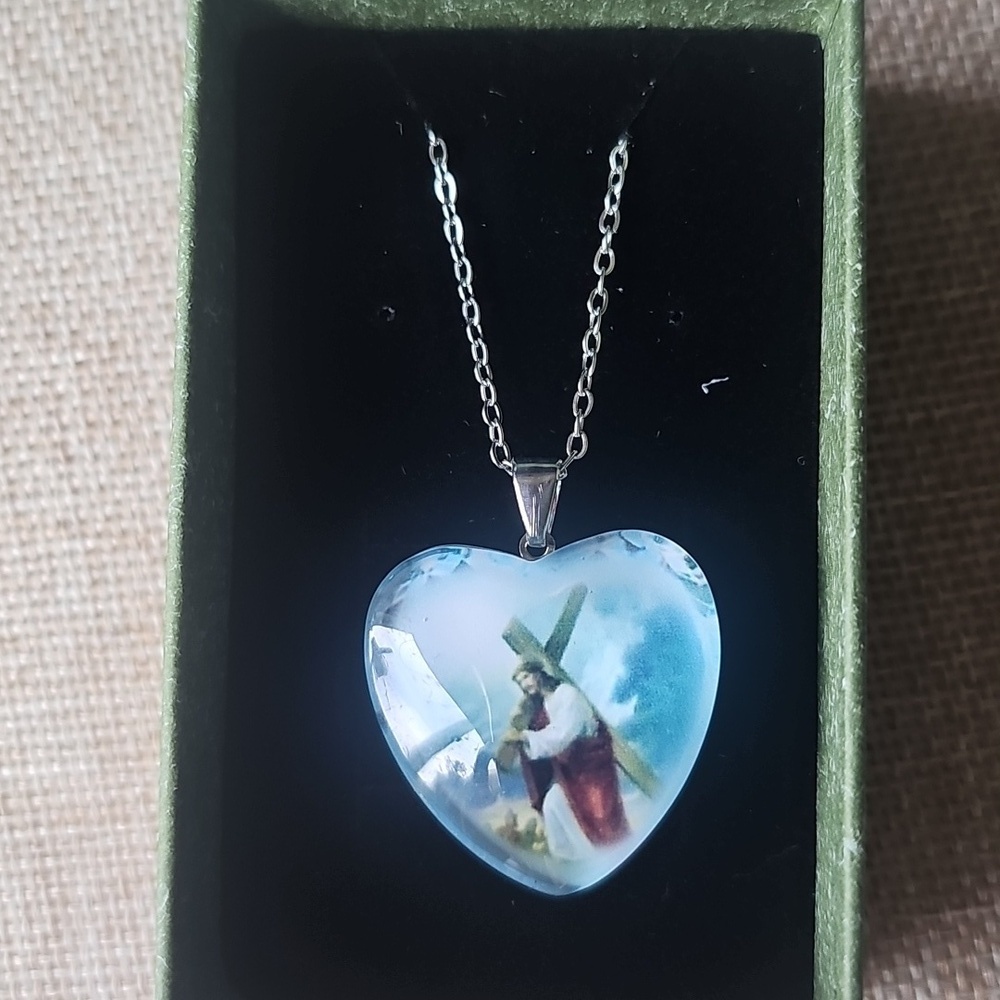 NIB Acrylic Double Sided Jesus Carrying Wooden Cross Heart Necklace